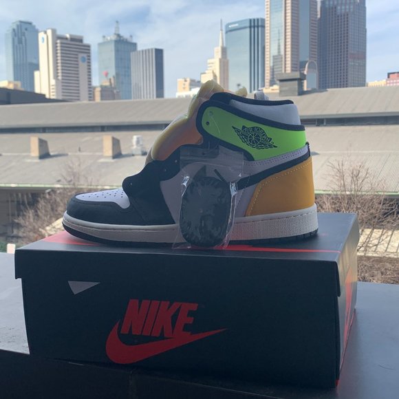 Jordan 1 Volt Gold - Sz 8.5 - Picture 2 of 4